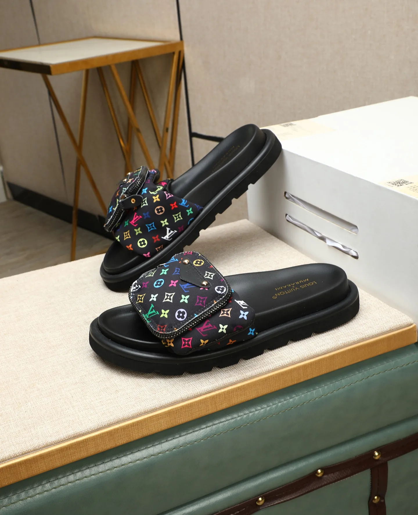 Factory price 360 ​​🐢🐢Men's shoes for couples, with drawer box [LOUIS VUITTON] Louis Vuitton, the latest LV official website printed wallet and men's and women's slippers 🔥🔥🔥 are now on the market. The drawer box is packaged with cloth bags and cards. The upper pattern looks very soft and waxy, and is a super versatile leg slimming tool. Fabric: Imported denim/down silk cotton embossed, LV hardware LOGO, official website pattern printing, lining: water-dyed sheepskin down filling, comfortable to wear, feet: high-elastic PU water platform. Sole: foam sole, heel height: about 5cm. Code number 36-44, (35 45 customized)